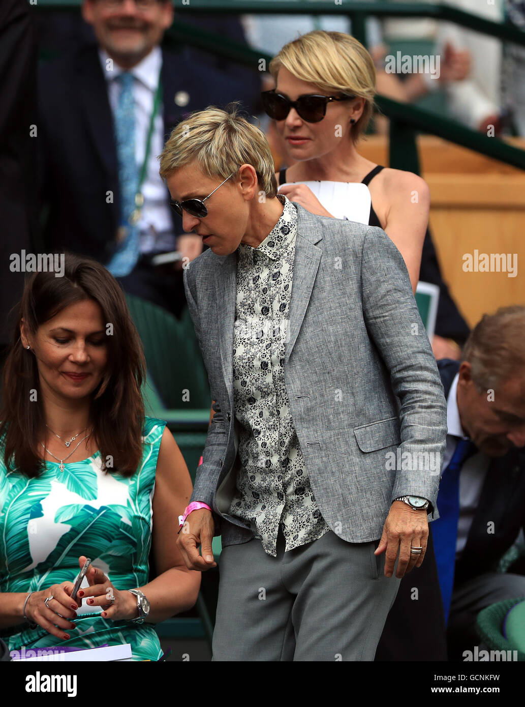 Ellen degeneres wearing outlet a necklace