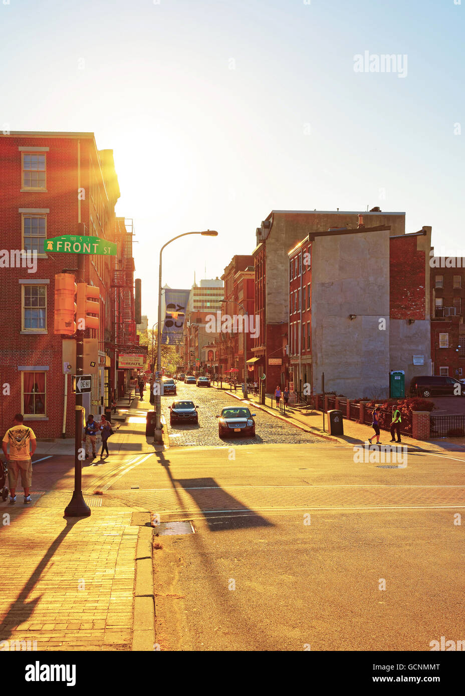 Tourists crossing street in front hi-res stock photography and images ...