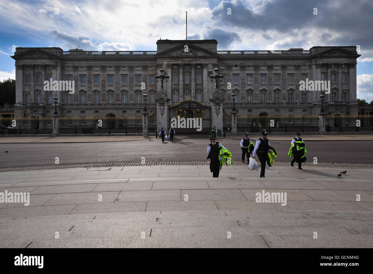 Buckingham Palace - London. Police walk away from Buckingham Palace. London, UK. Stock Photo