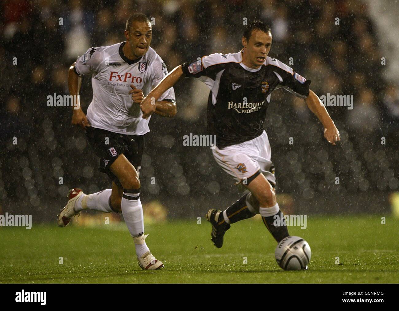 Soccer - Carling Cup - Second Round - Fulham v Port Vale - Craven Cottage. Fulham's Bobby Zamora (left) and Port Vale's Gary Roberts battle for the ball Stock Photo