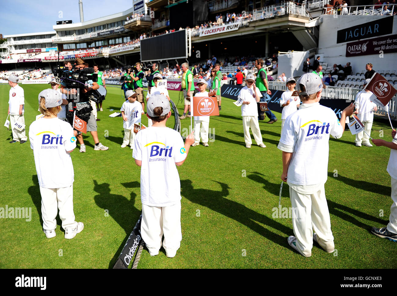 Cricket - Clydesdale Bank 40 - Group A - Surrey v Worcestershire - The Brit Insurance Oval. Mascots form a guard of honour for the players Stock Photo