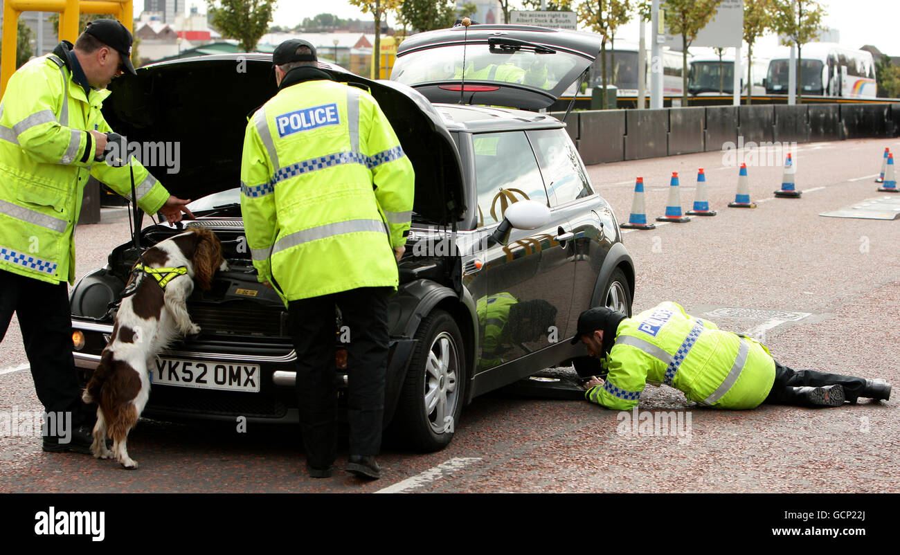 Police sniffer dogs car hires stock photography and images Alamy