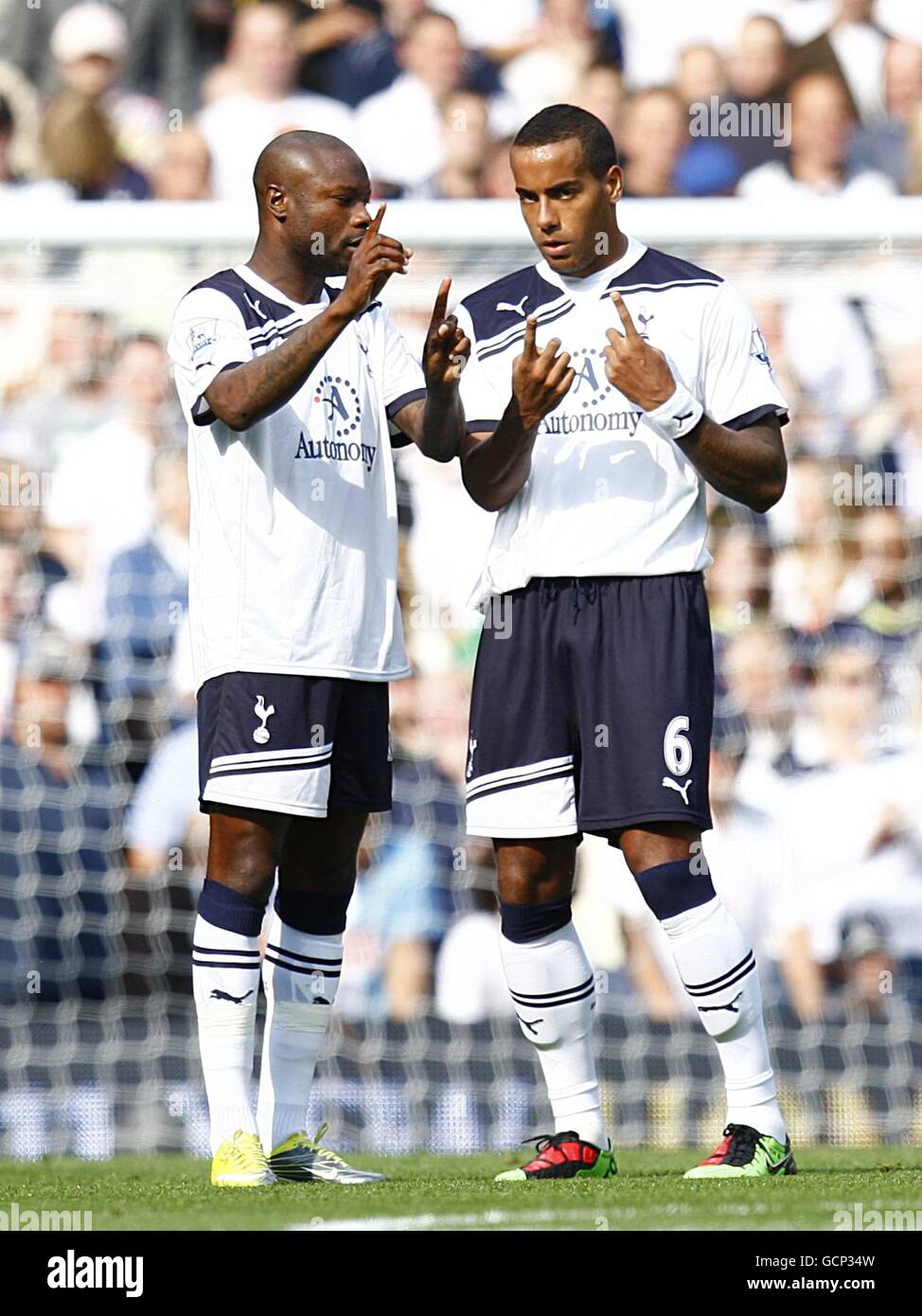 tottenham-hotspur-s-tom-huddlestone-right-and-william-gallas-in