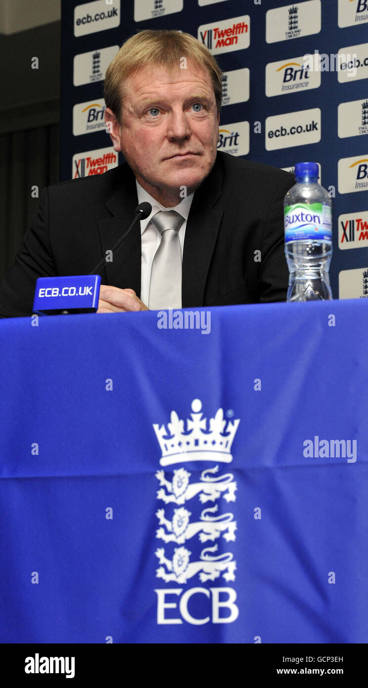 Cricket - 2010 Ashes Squad Announcement - The Brit Insurance Oval. Managing director of England Cricket Hugh Morris speaks during a press conference at the Brit Insurance Oval, London. Stock Photo
