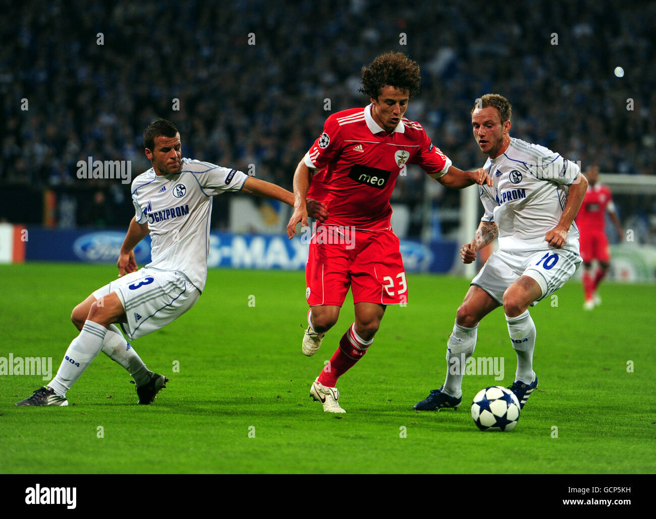Benfica's David Luiz gets past Schalke's Ivan Rakitic (r) and Lukas Schmitz (l) Stock Photo