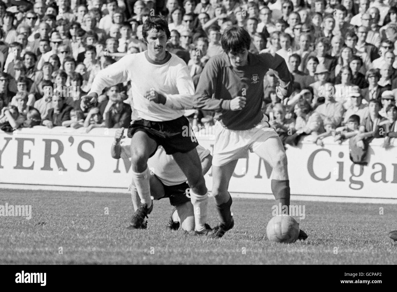 Duncan McKenzie in action for Nottingham Forest (r) with Sheffield United's John Flynn (l) Stock Photo