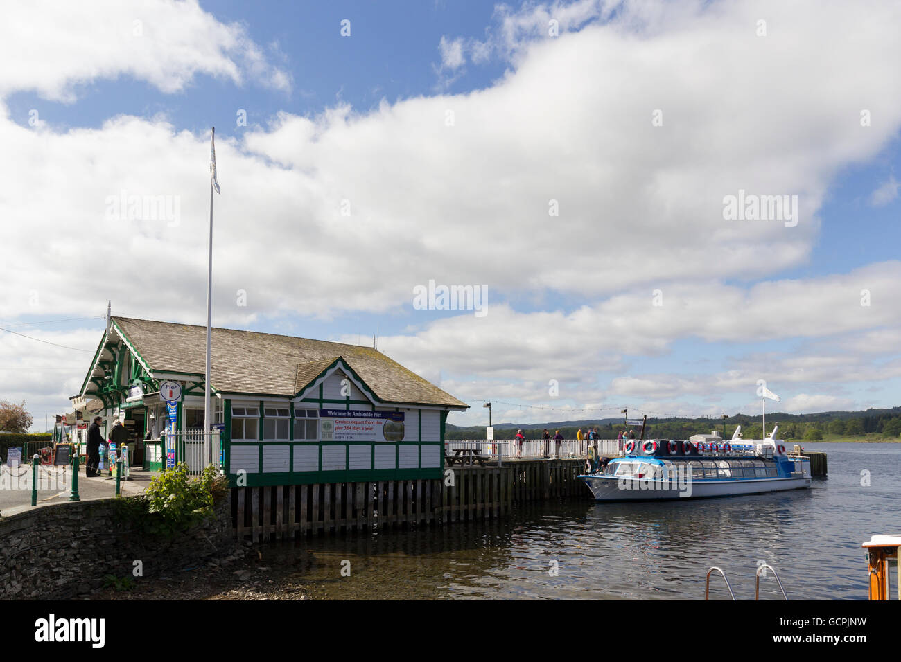 Waterhead Waterhead pier on lake hi-res stock photography and images - Alamy
