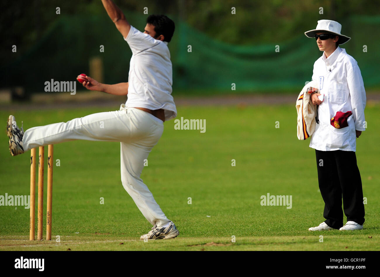 Cricket umpires hi-res stock photography and images - Alamy
