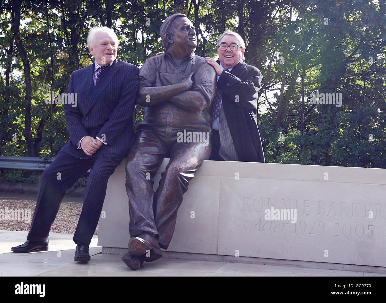 Ronnie Barker statue unveiled Aylesbury Stock Photo Alamy