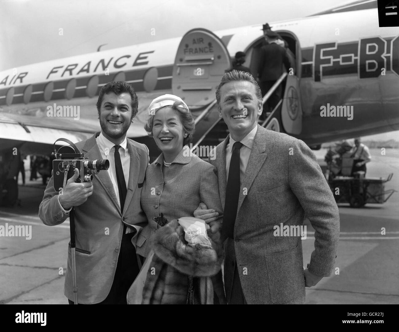 Entertainment - Tony Curtis and Kirk Douglas - Heathrow Airport Stock Photo