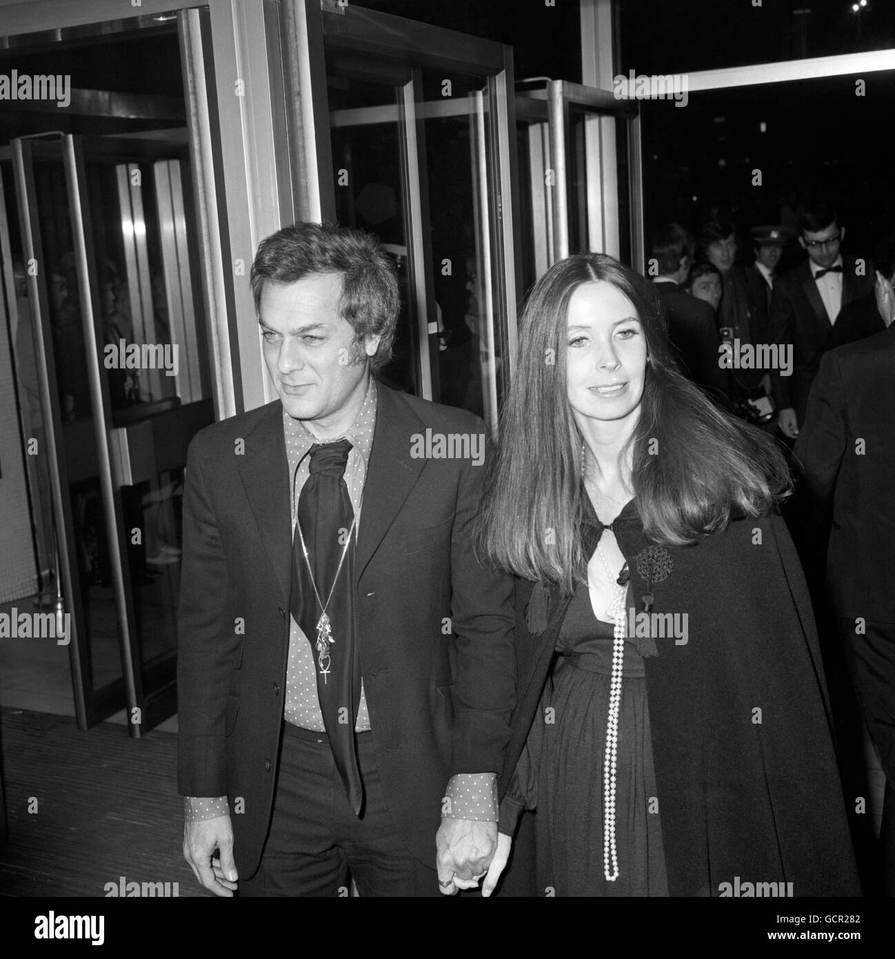 American actor Tony Curtis and his wife Leslie Allen arriving for the premiere of Tora! Tora! Tora!, the film about Pearl Harbour, at Leicester Square Theatre. Stock Photo