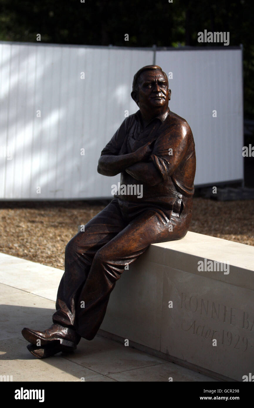 Ronnie Barker statue unveiled Aylesbury Stock Photo Alamy