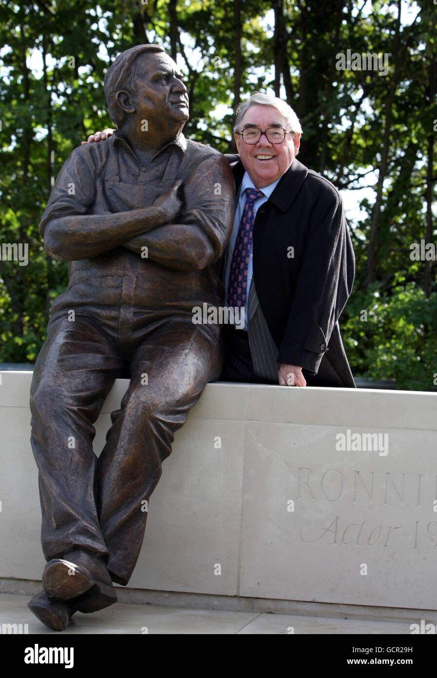 Ronnie Barker statue unveiled Aylesbury Stock Photo Alamy