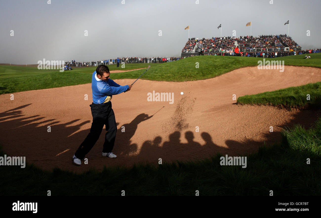 Golf - 38th Ryder Cup - Europe v USA - Day Four - Celtic Manor Resort. Europe's Martin Kaymer chips from a bunker on the first green during the Ryder Cup at Celtic Manor, Newport. Stock Photo