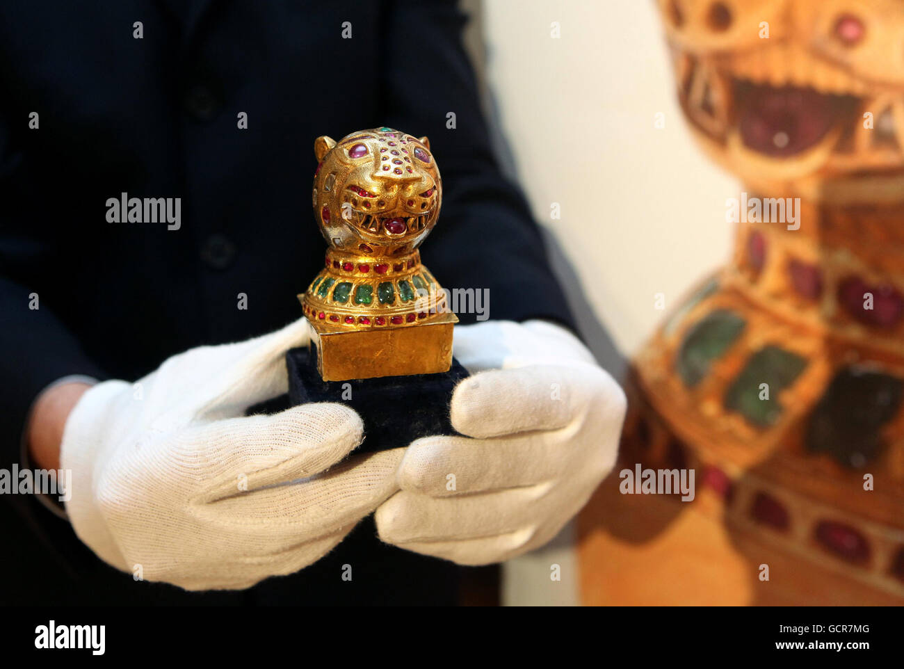 Bonhams Indian and Islamic Art sale Stock Photo Alamy