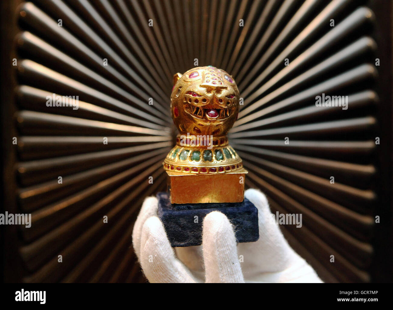 Bonhams Indian and Islamic Art sale Stock Photo Alamy