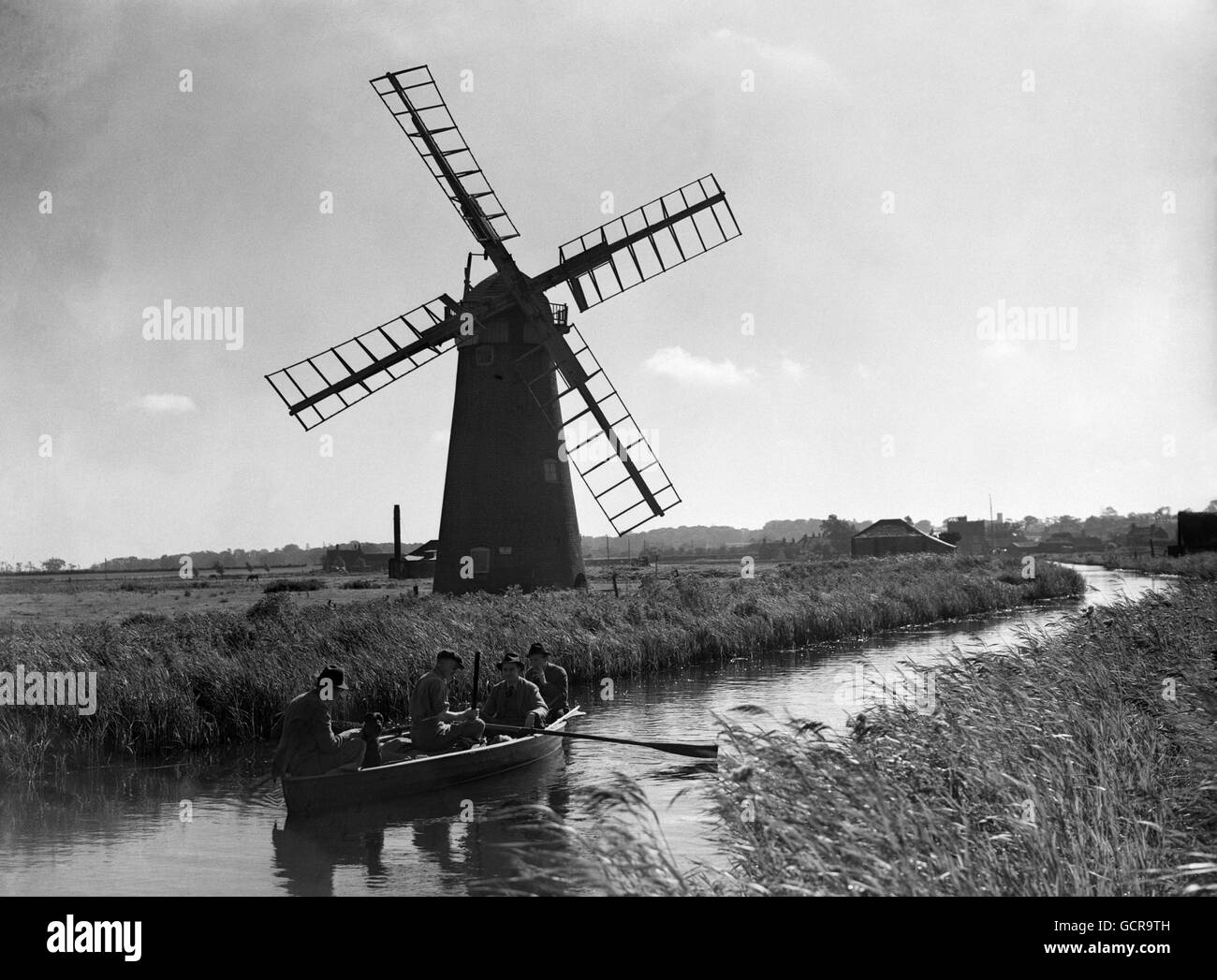 Hunting - Duck Shoot - Norfolk Broads. Mr Wentworth-Day rowing some of the guns to The Broad. Stock Photo