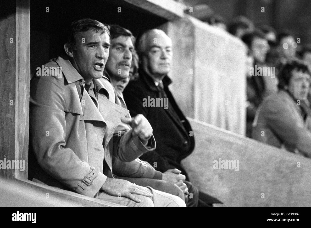 Soccer - League Division One - Crystal Palace v Norwich - Selhurst Park. Crystal Palace manager Malcolm Allison, left, watching his team playing against Norwich Stock Photo