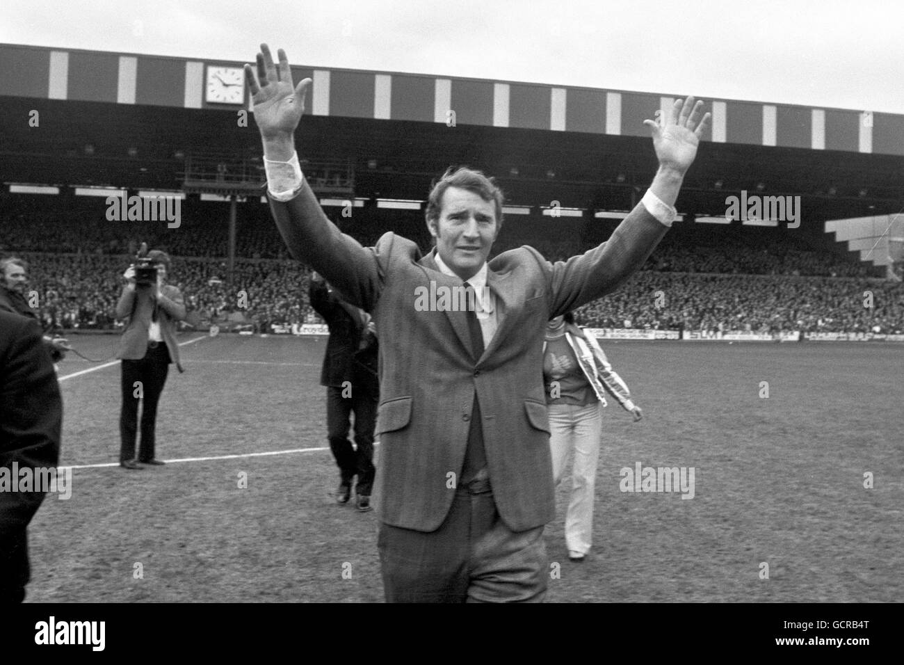 Malcolm Allison, Crystal Palace's new manager, acknowledges a tremendous welcome from the crowd of over 40,000 at Selhurst Park, London, for Palace's home match against Chelsea. Stock Photo