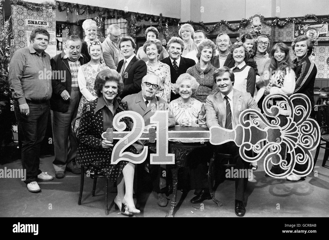A giant 21st birthday key for Granada TV's cast of Coronation Street, celebrating the soap opera's 21st birthday in the interior set of the Rover's Return at Granada Studios, Manchester. Foreground, left to right, Pat Phoenix, Jack Howarth, Doris Speed and Bill Roache. Stock Photo