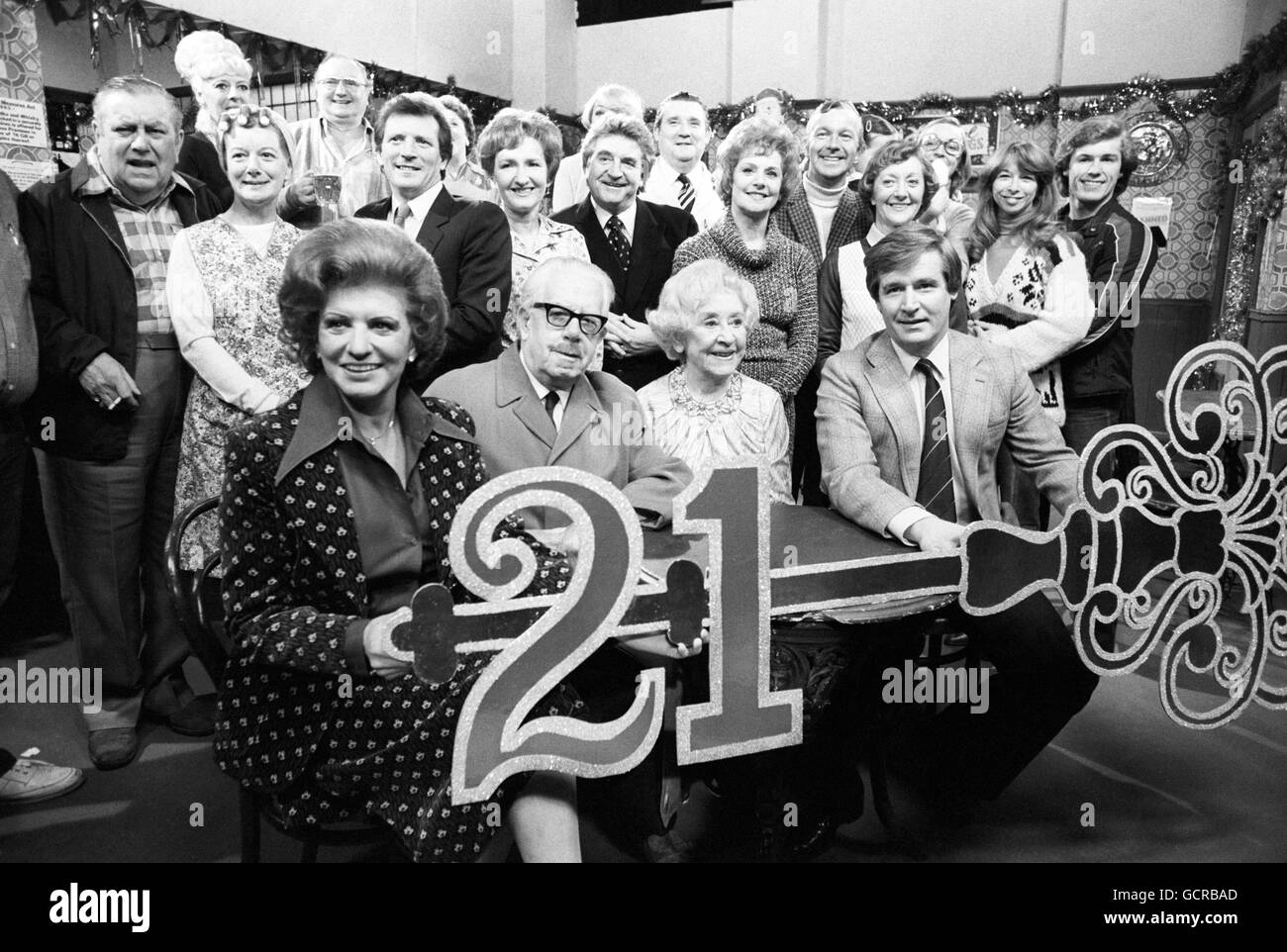 A giant 21st birthday key for Granada TV's cast of Coronation Street, celebrating the soap opera's 21st birthday in the interior set of the Rover's Return at Granada Studios, Manchester. Foreground, left to right, Pat Phoenix, Jack Howarth, Doris Speed and Bill Roache. Stock Photo