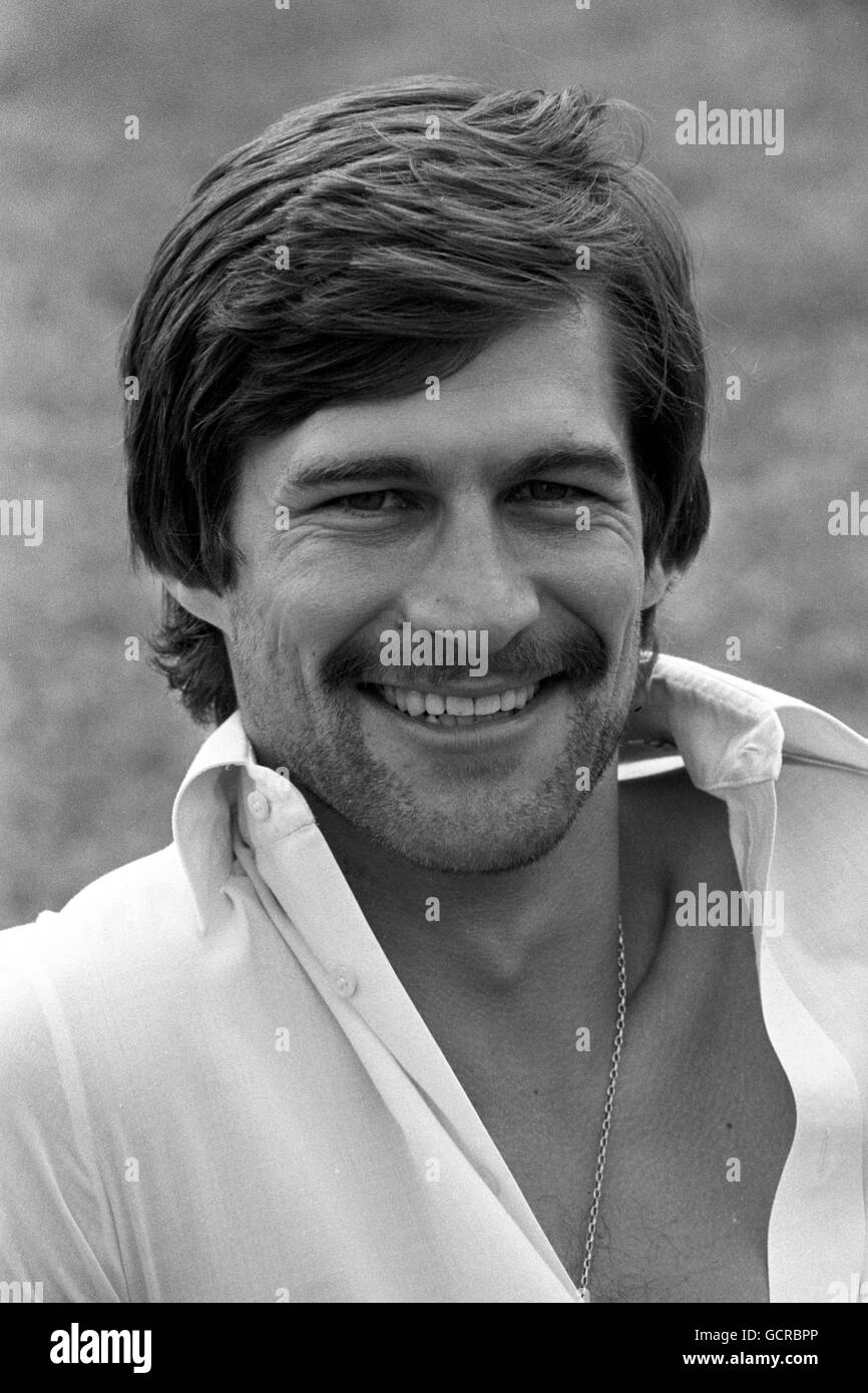 Actor Simon MacCorkindale near the Queen's Pub, Regent's Park, London, at a photocall for the forthcoming Macbeth at Ludlow Castle's open air theatre. Stock Photo