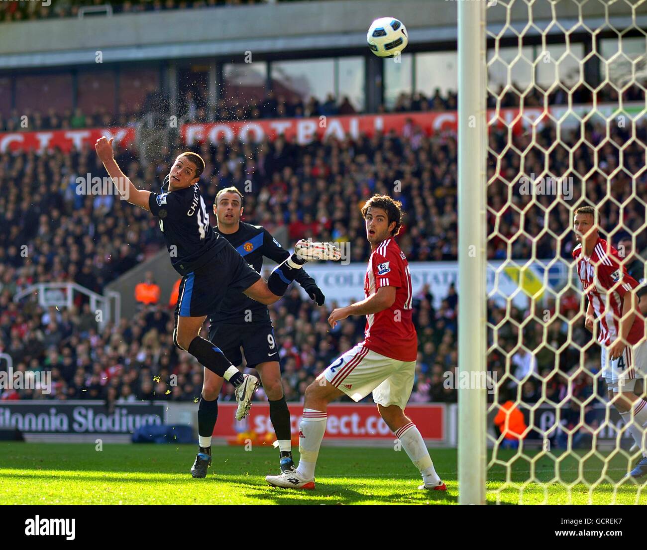 Soccer - Barclays Premier League - Stoke City v Manchester United - Britannia Stadium. Manchester United's Javier Hernandez scores the opening goal of the game Stock Photo