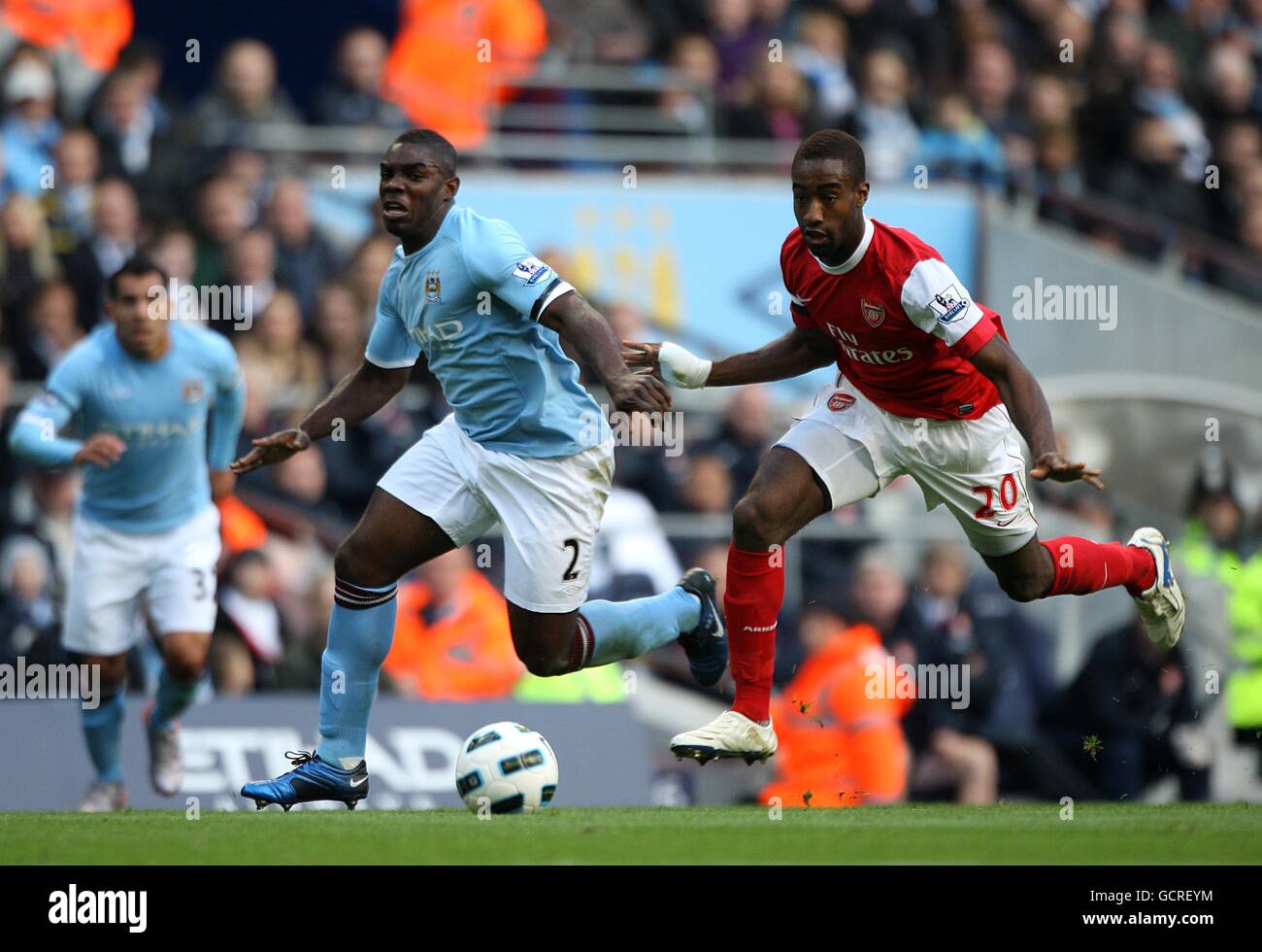 Soccer - Barclays Premier League - Manchester City v Arsenal - City of Manchester Stadium. Manchester City's Micah Richards and Arsenal's Johan Djourou (right) battle for the ball Stock Photo