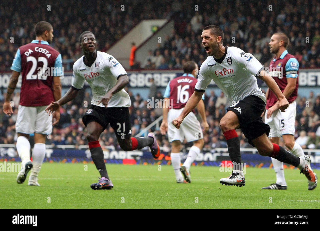 Clint dempsey fulham celebrates after hi-res stock photography and