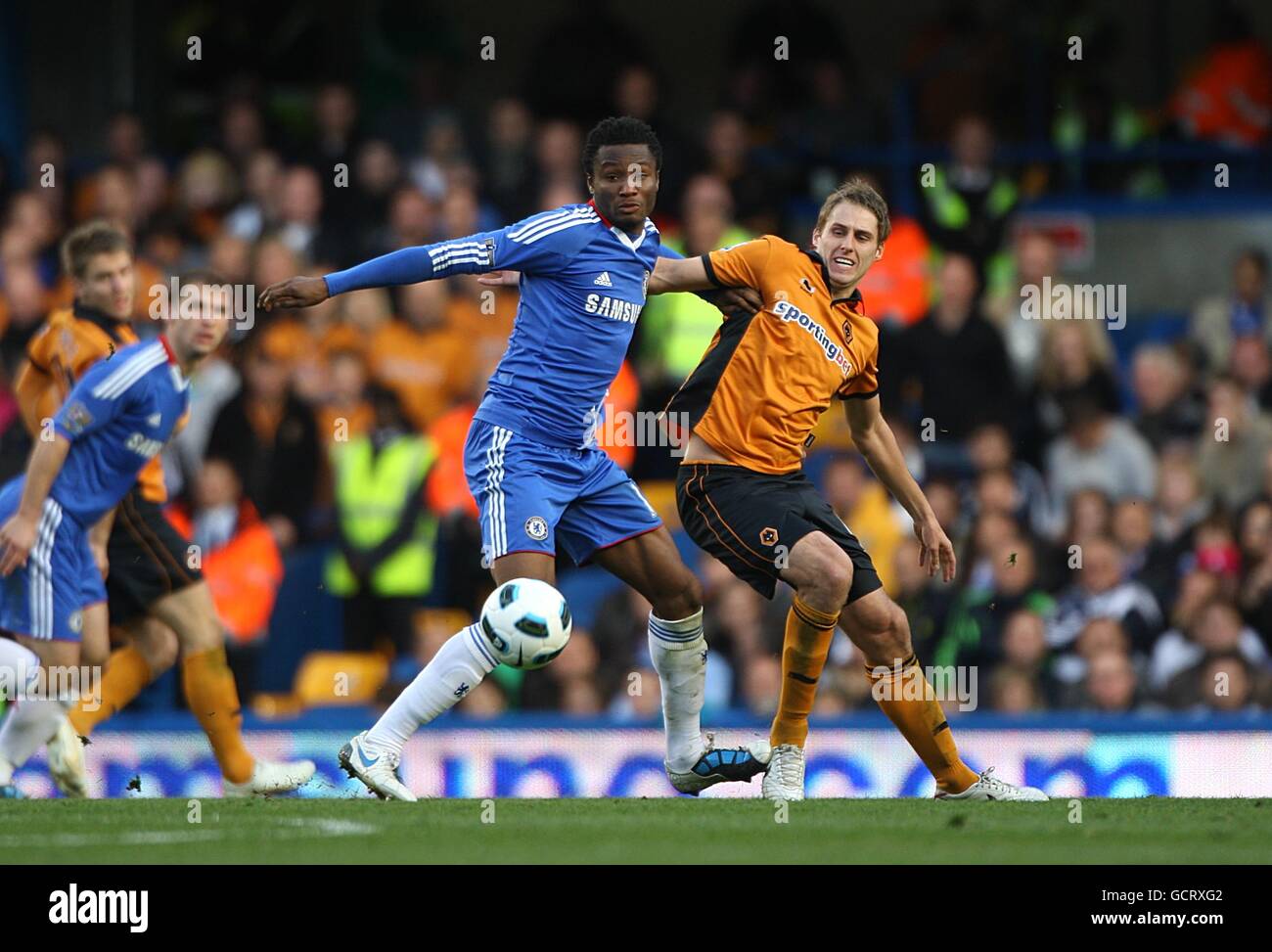 Soccer - Barclays Premier League - Chelsea v Wolverhampton Wanderers - Stamford Bridge. Chelsea's John Mikel Obi (left) and Wolverhampton Wanderers' David Edwards (right) Stock Photo