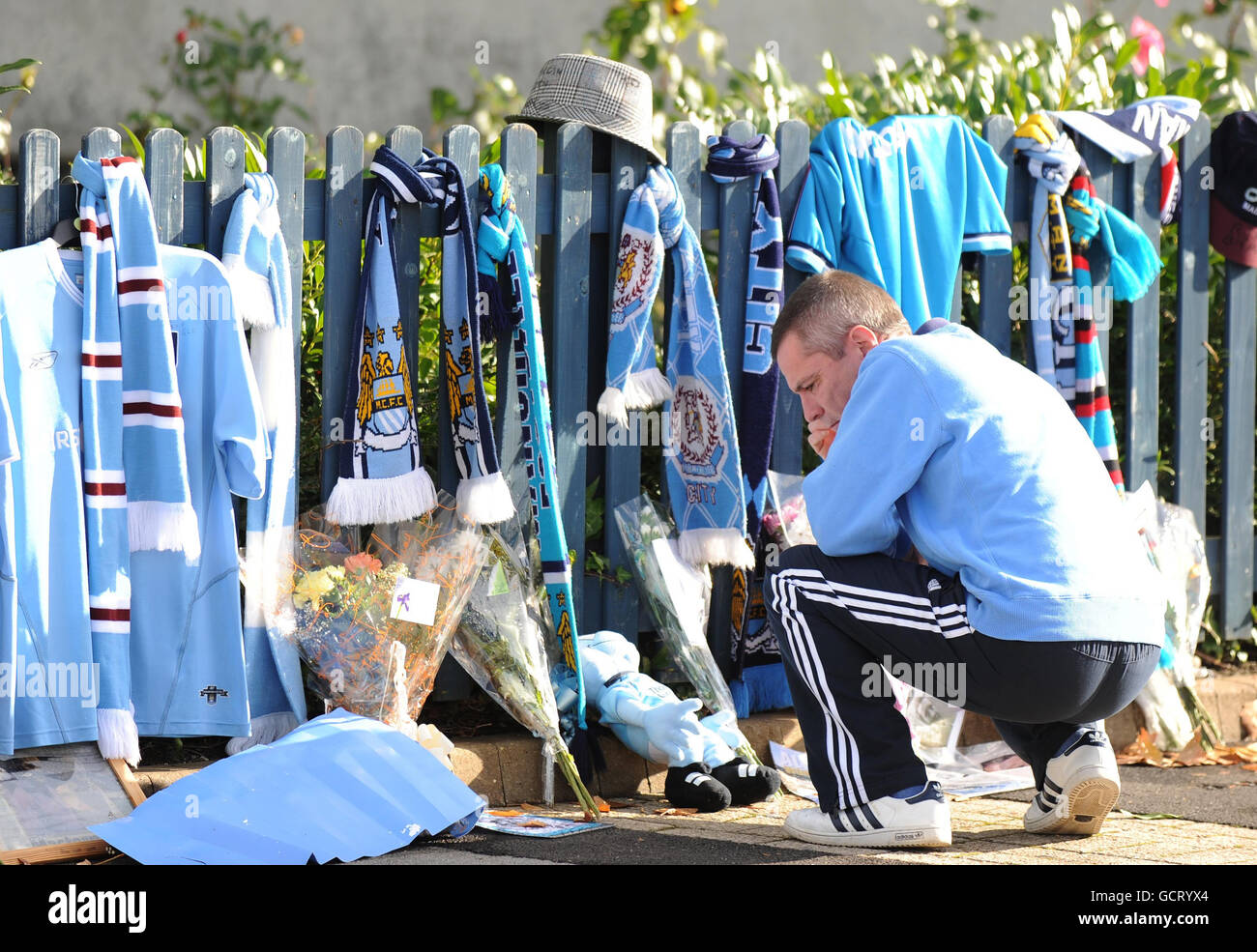 Manchester City supporters pay their respects before the funeral of former club coach Malcolm Allison Stock Photo