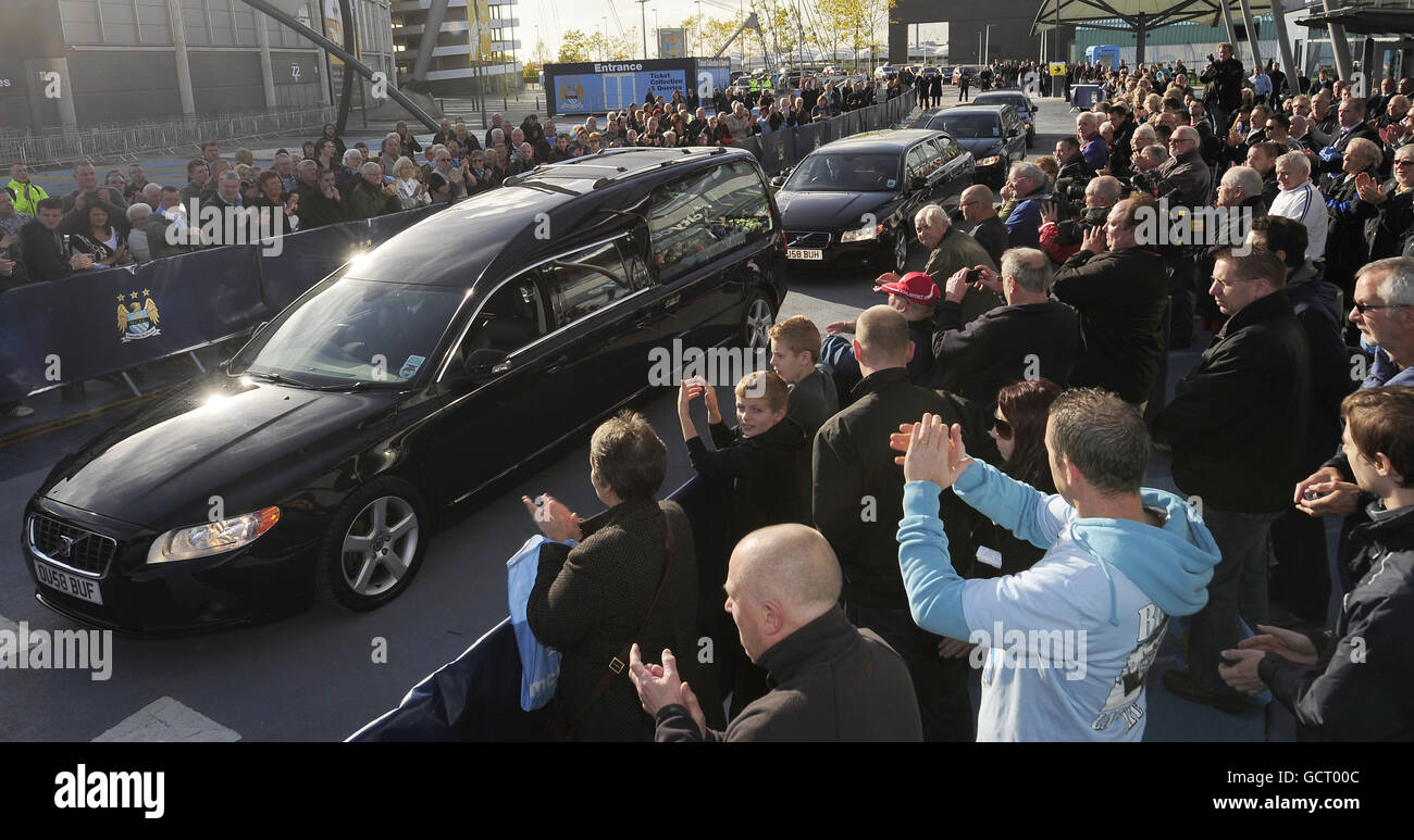 Manchester City supporters pay their respects as the hearse carrying the coffin of former manager/coach Malcolm Allison drives by the City of Manchester Stadium. Stock Photo