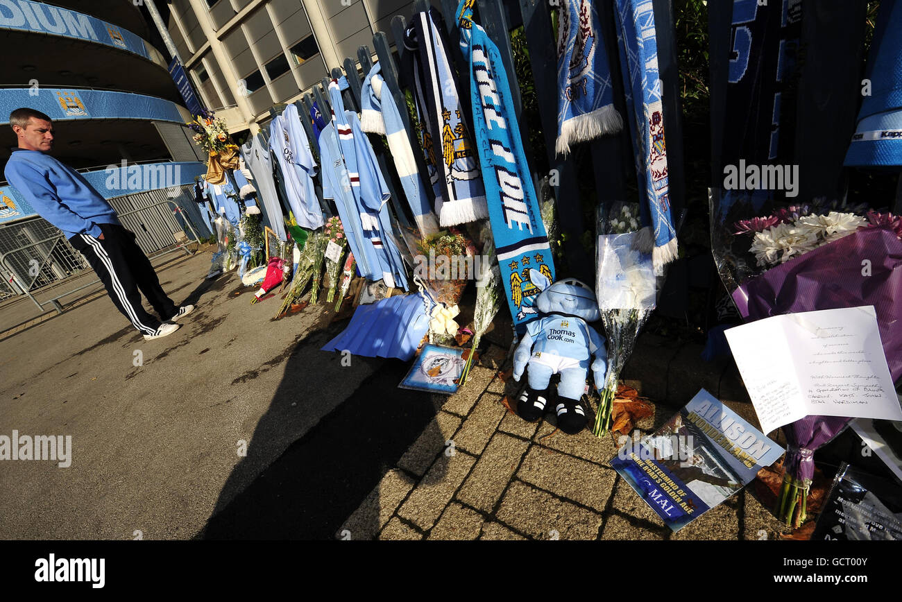 Manchester City supporters pay their respects before the funeral of former club coach Malcolm Allison Stock Photo