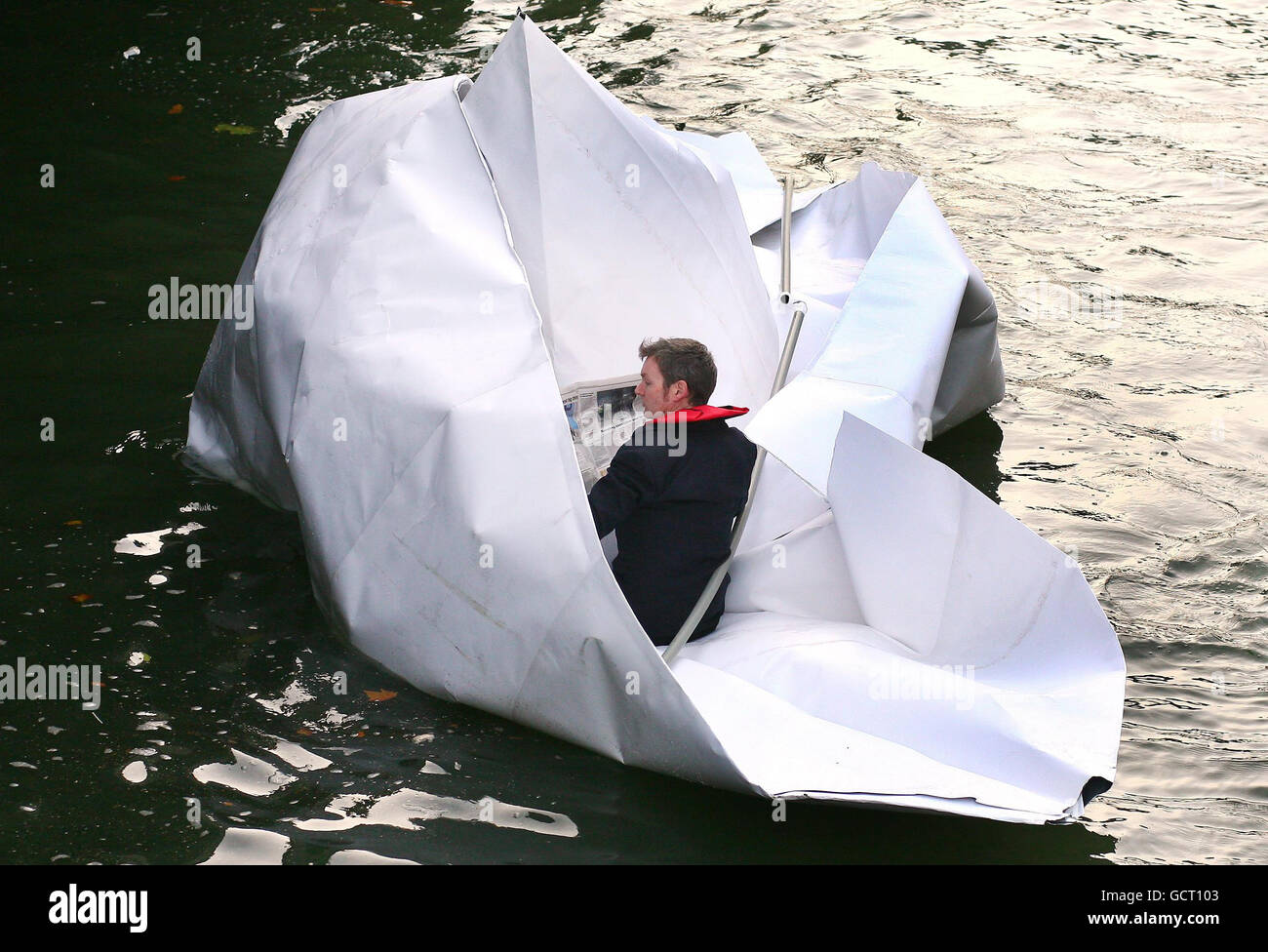 Плавание на бумажных кораблях. Бумажный кораблик. Огромный бумажный кораблик. Самый большой бумажный кораблик. Бумажная лодка.