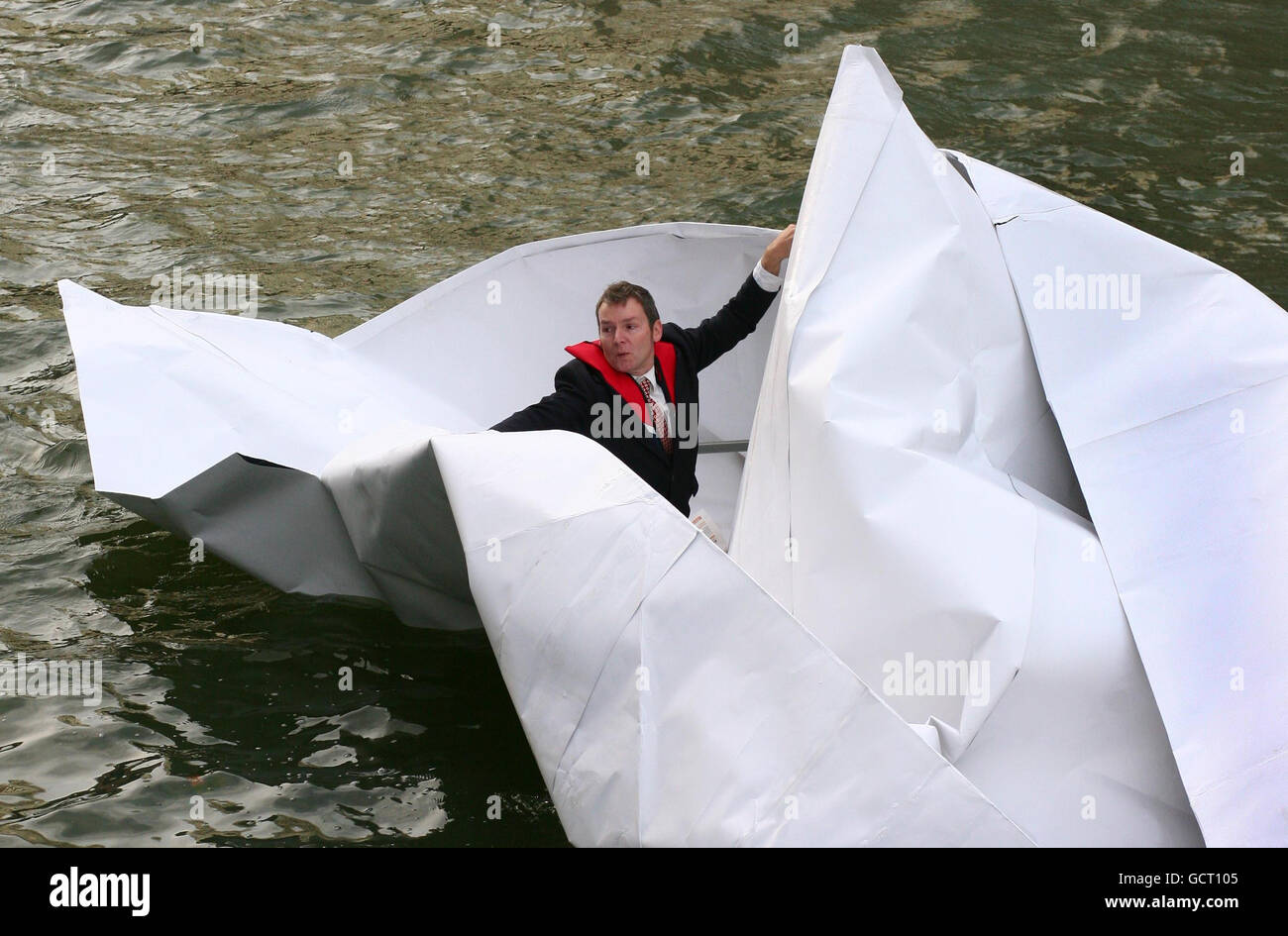 Кораблик самый большой. Кораблик самый большой. Необычный бумажный кораблик. Кораблик самый большой. Парусное судно ройял клипер.