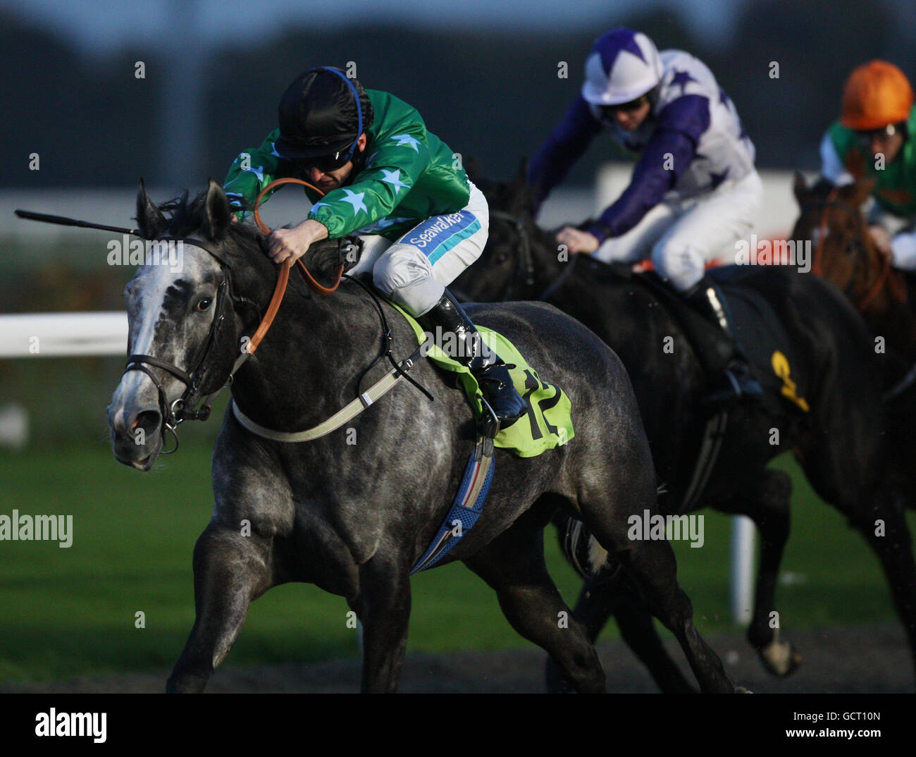 Horse Racing - Kempton Park Racecourse Stock Photo - Alamy