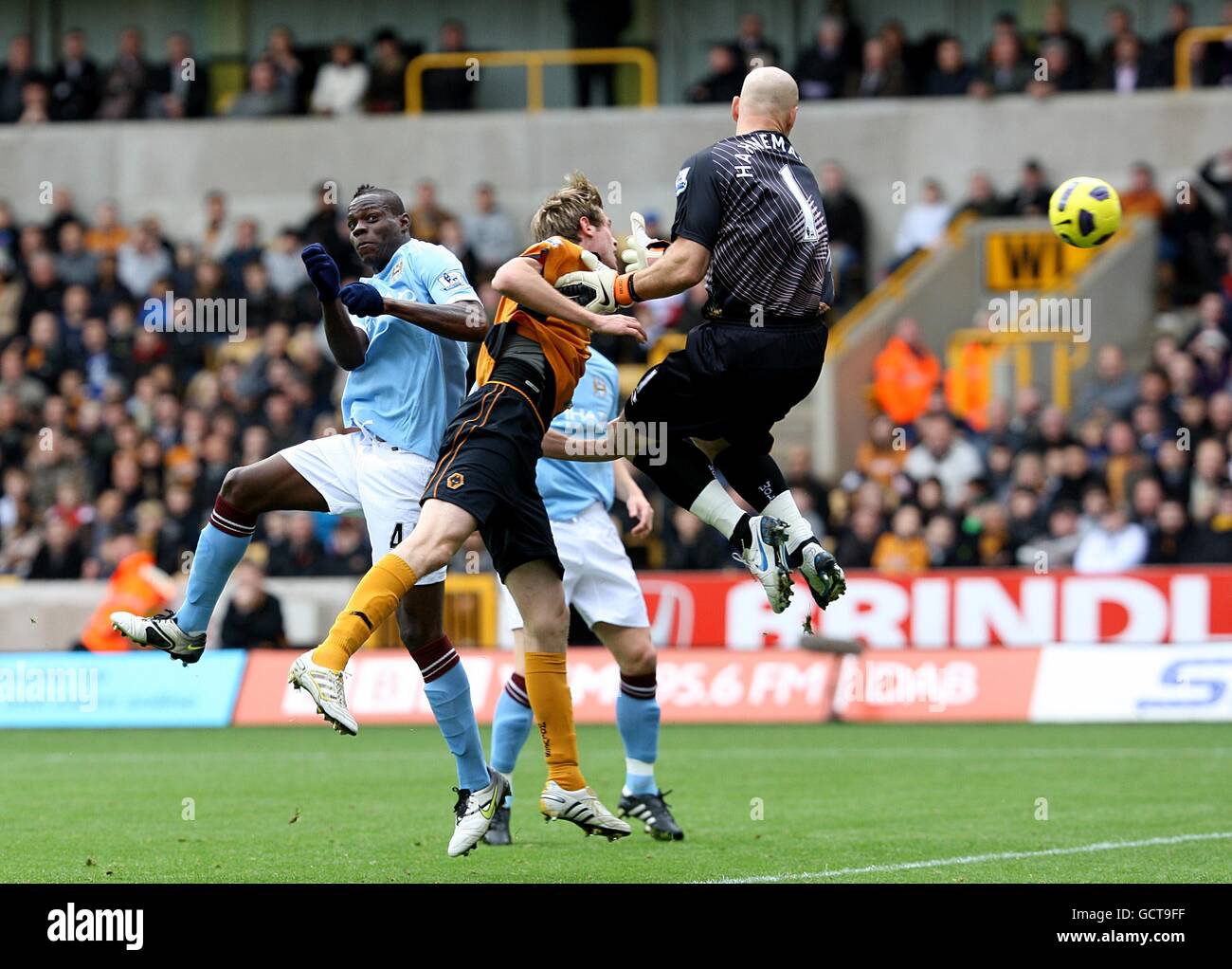 Soccer - Barclays Premier League - Wolverhampton Wanderers v Manchester City - Molineux. Manchester City's Mario Balotelli (left) attempts to head the ball past Wolverhampton Wanderers goalkeeper Marcus Hahnemann (right) Stock Photo