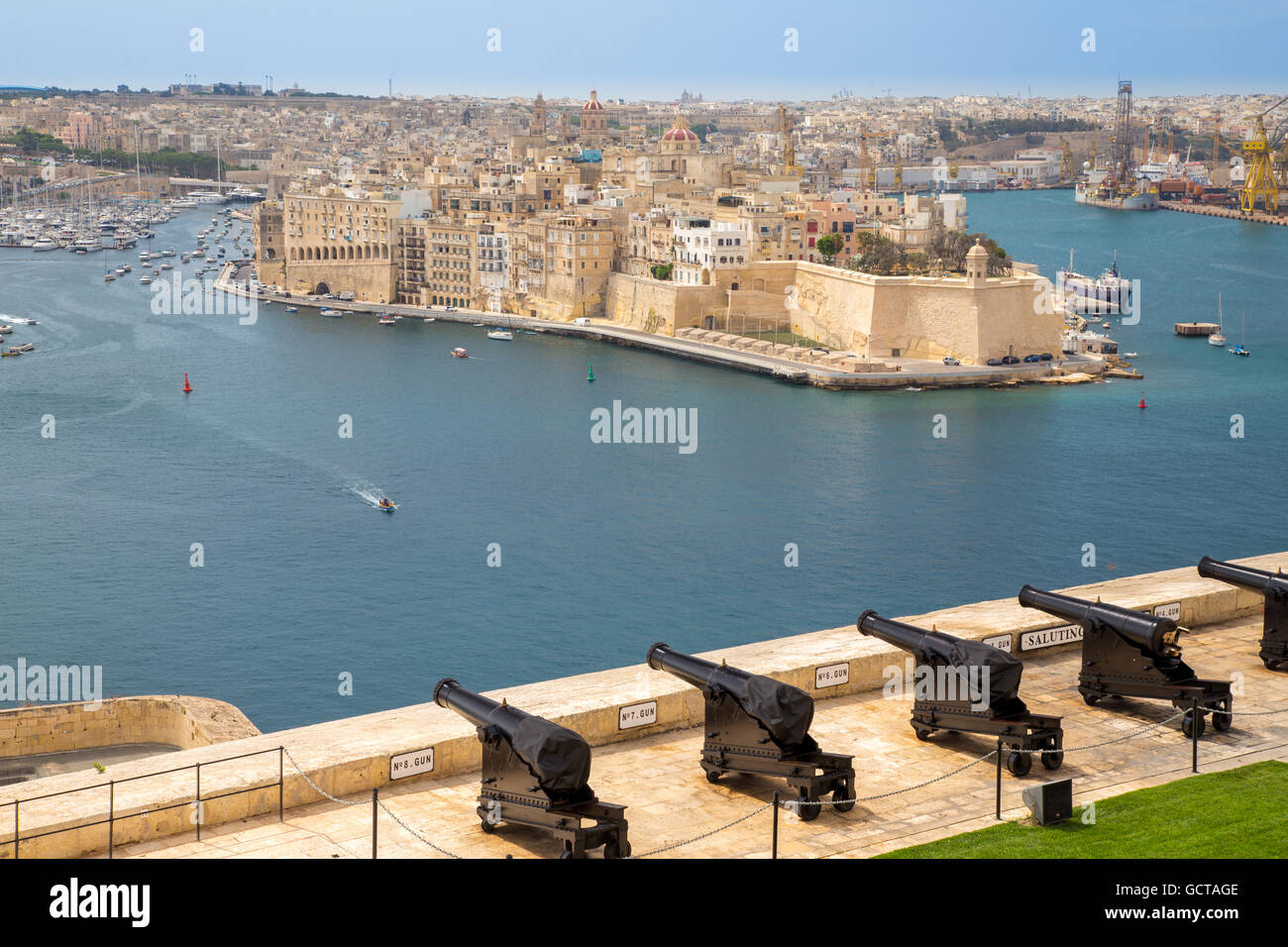 View from Valetta Upper Barrakka gardens over the Saluting Battery cannons to the Grand Harbour and Birgu Three Cities area, Mal Stock Photo