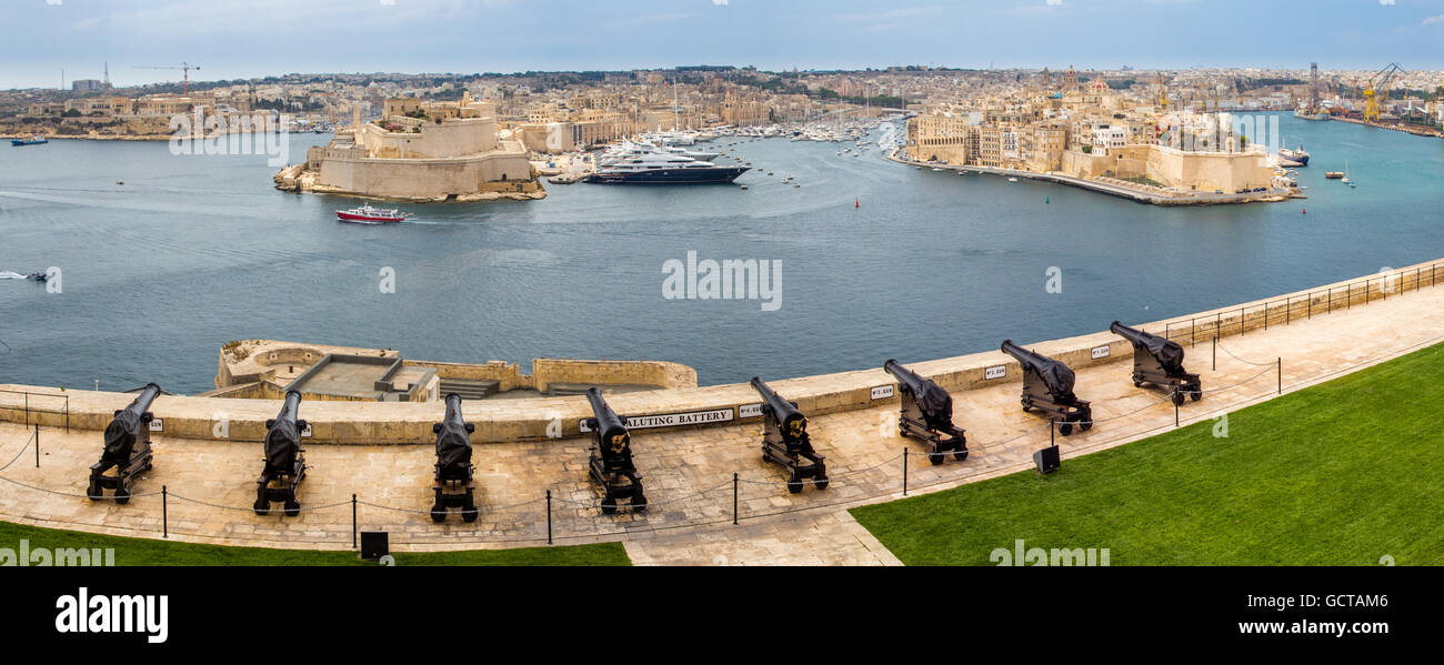 View from Valletta Upper Barrakka gardens over the Saluting Battery cannons to the Grand Harbour and Senglea, Birgu Three Cities Stock Photo