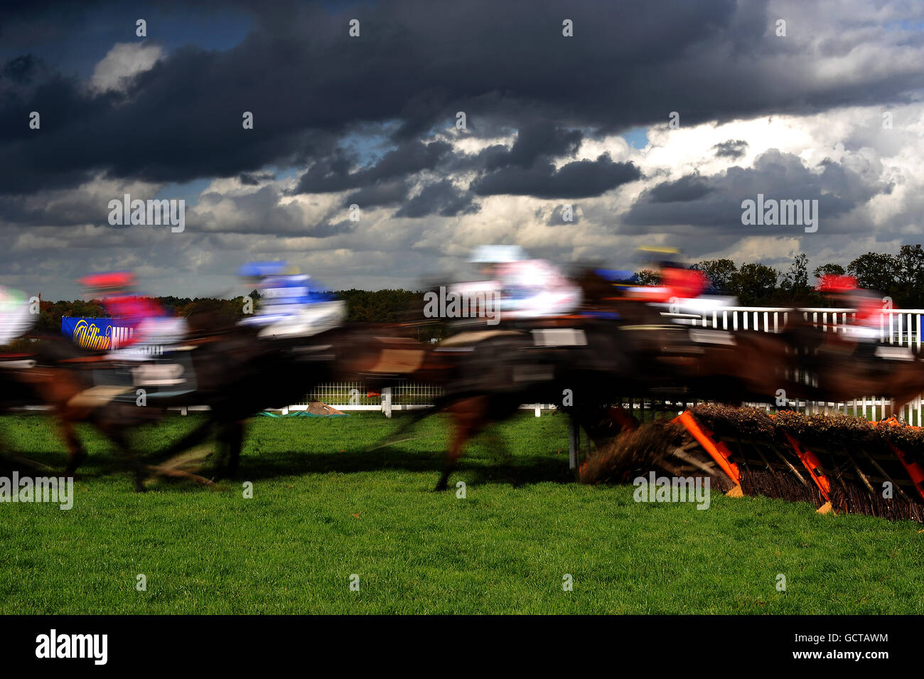 Races ascot signage action hi-res stock photography and images - Alamy