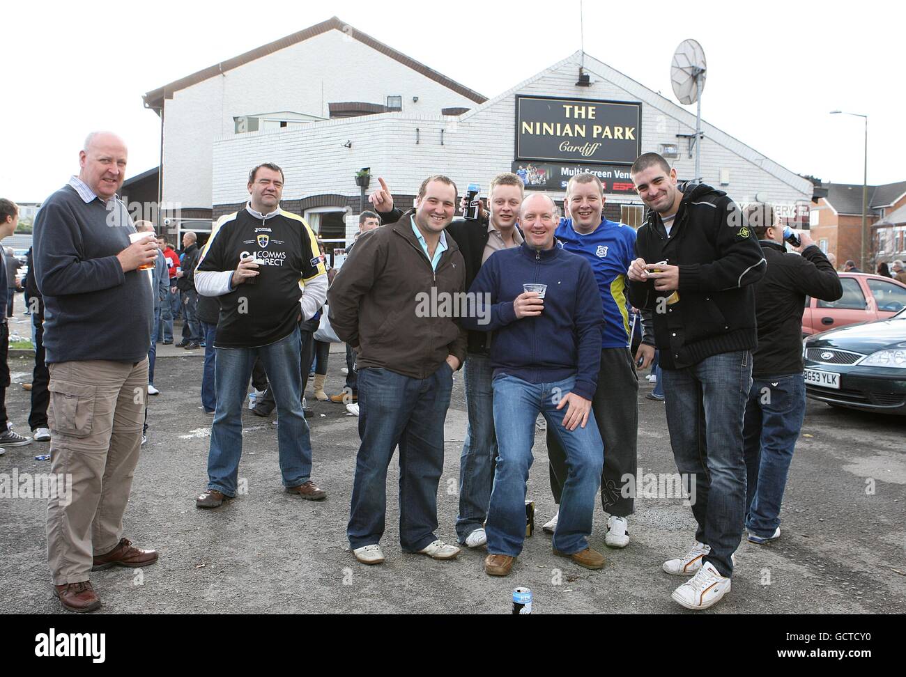 Fans at ninian park hi-res stock photography and images - Alamy