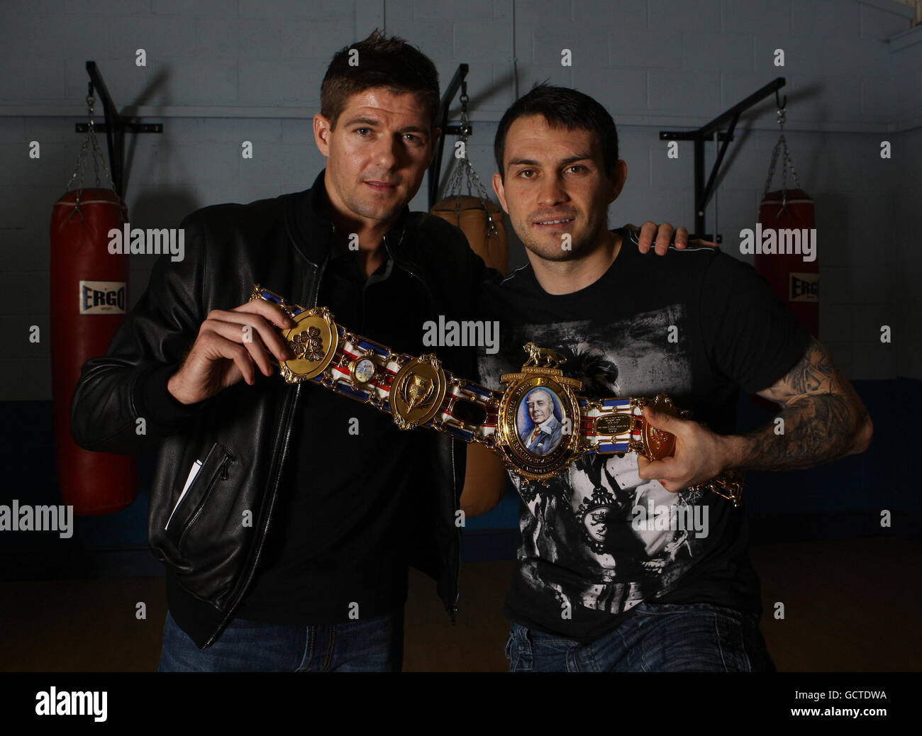 British Super-Middleweight Champion Paul Smith (right) with his friend  Liverpool Captain Steven Gerrard during the photocall at Salisbury ABC,  Liverpool Stock Photo - Alamy