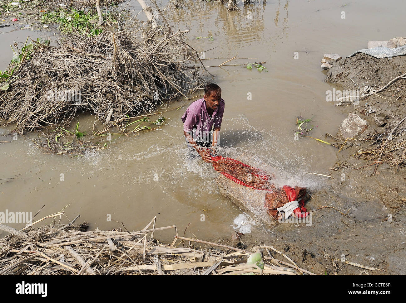 Washing clothes in a river hi-res stock photography and images - Alamy