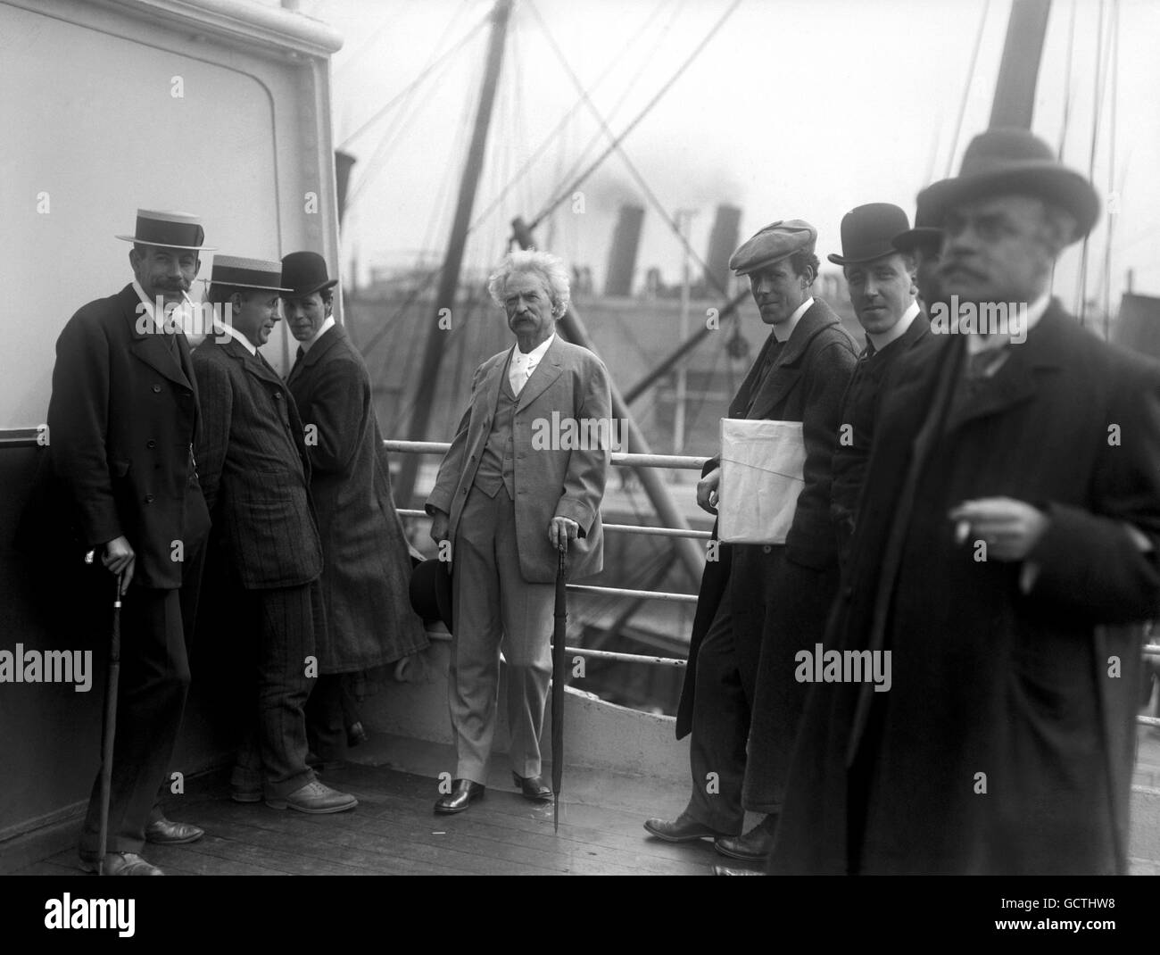 American writer Mark Twain (centre - no hat) on-board ship. He had come to England to accept an honorary doctorate of letters from Oxford University. Stock Photo