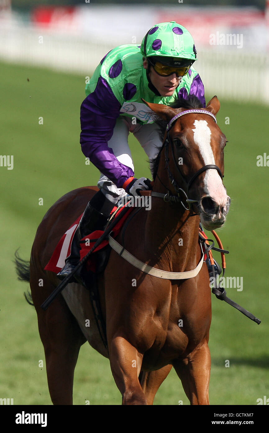 Horse Racing - The DFS Ladies Day - Doncaster Racecourse. Lee Vickers on board Lady Chloe during The E.B.F. crownhotel-bawtry.com Maiden Stakes Stock Photo