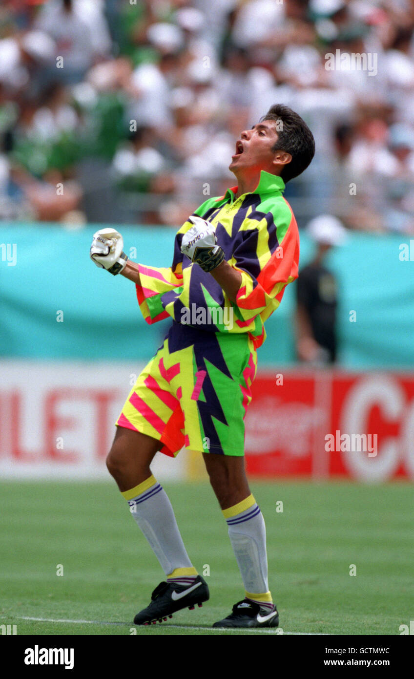 Soccer - World Cup USA 94 - Group E - Ireland v Mexico - Citrus Bowl, Orlando. Jorge Campos, Mexico goalkeeper Stock Photo