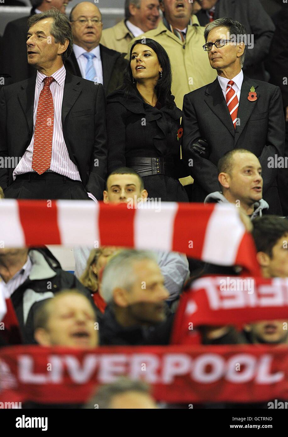 Liverpool owner John W Henry (right) with partner Linda Pizzuti in the  stands prior to kick-off Stock Photo - Alamy