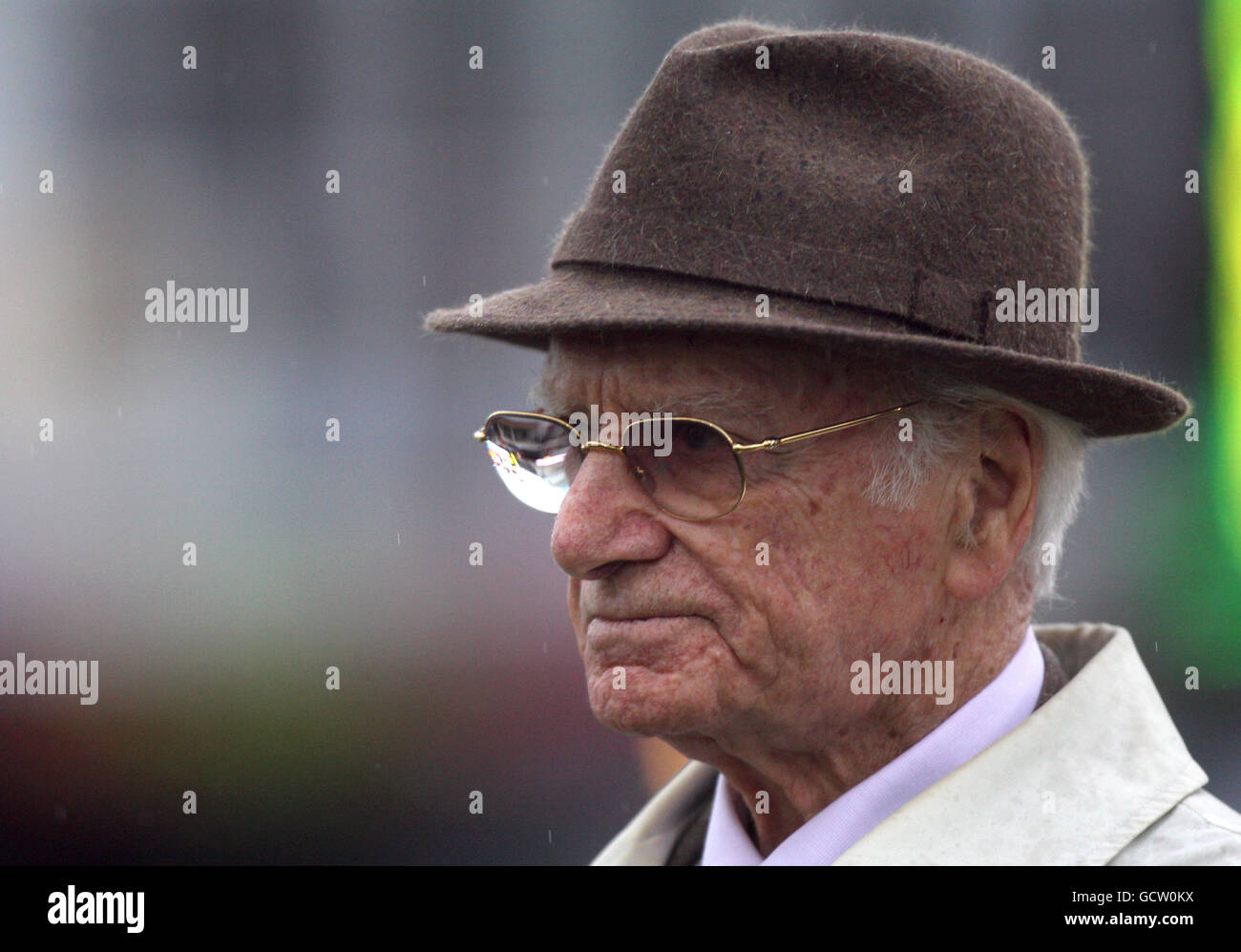 Bbc horseracing commentator hi-res stock photography and images - Alamy
