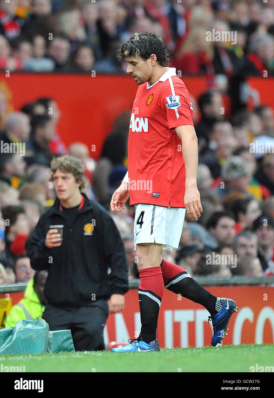 Manchester United's Owen Hargreaves (right) is substituted
