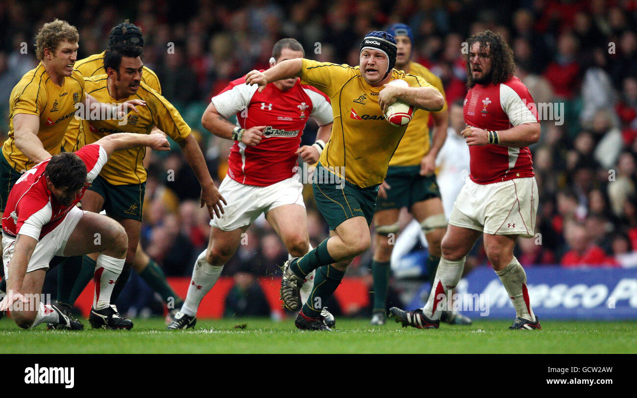 Australia's prop forward Benn Robinson (centre right) breaks free